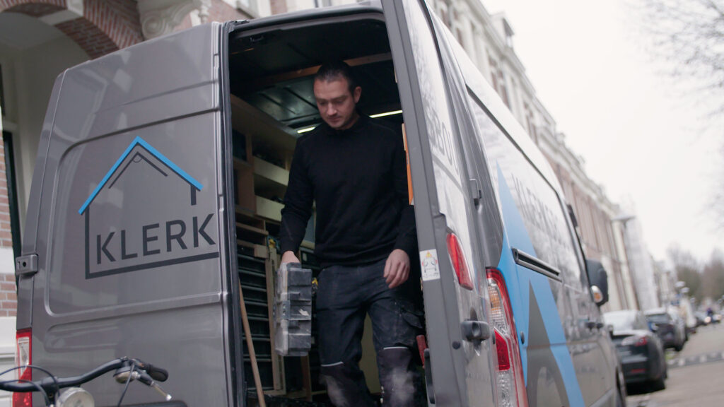 Klerksbouw stapt uit bedrijfsbus.